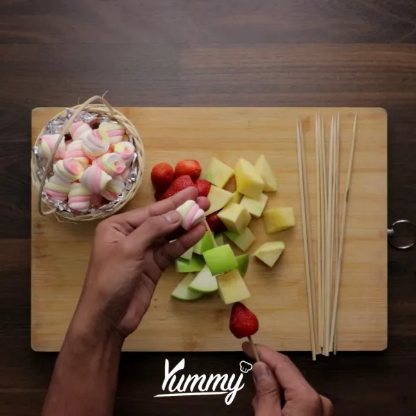 Siapkan tusuk sate, lalu tusuk buah-buahan secara berurutan strawberry, apel, mangga dan marshmallow. sisihkan.