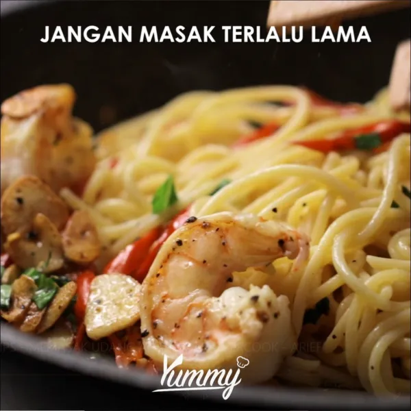 Jangan masak terlalu lama agar tekstur udang tidak keras seperti karet.