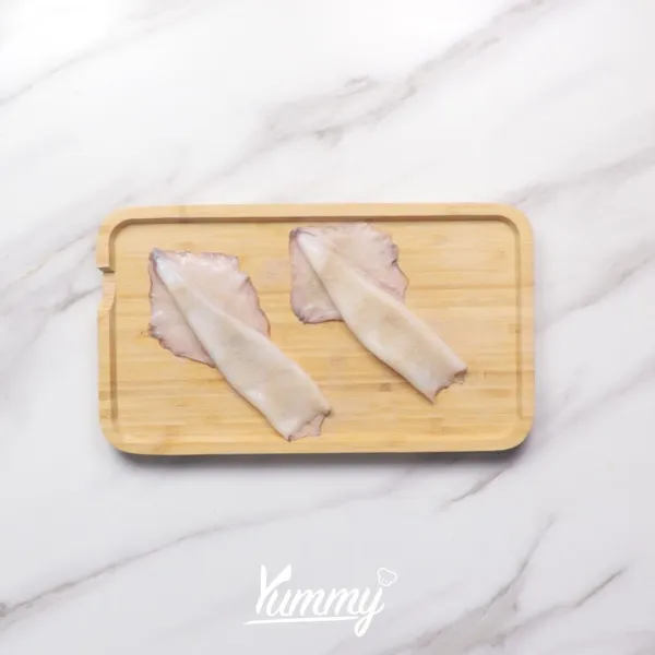 Siapkan satu ekor cumi lalu masukkan nasi ijo ke dalam cumi ikat dengan tusuk gigi.