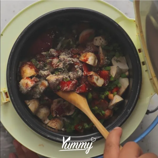 Masukkan sosis, paprika, batang seledri, kecap inggris, pasta tomat, basil, garam, lada hitam dan paprika bubuk. Aduk rata kemudian tutup dan masak selama 2 menit.