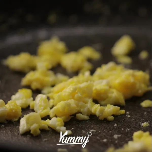 Goreng telur lalu aduk hingga matang ( scramble egg). Sisihkan.