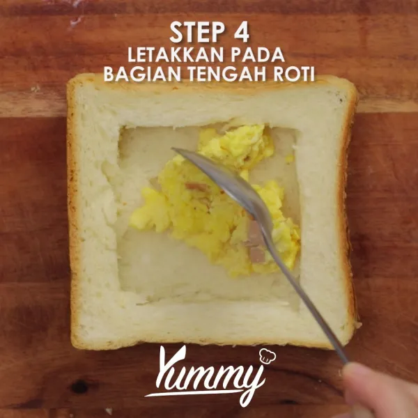 Letakkan telur pada bagian tengah roti.