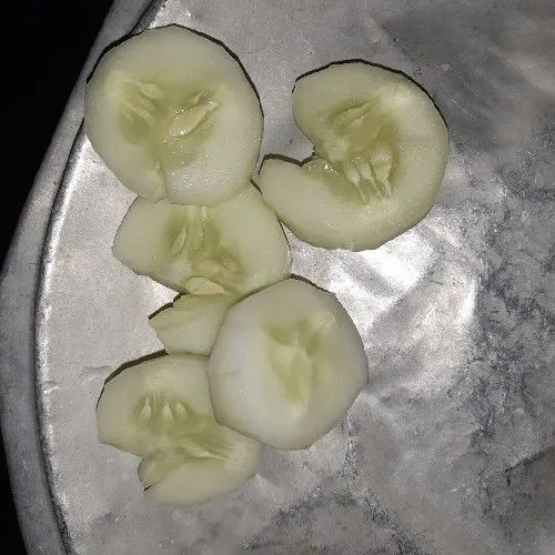 Kupas mentimun, cuci bersih lalu potong-potong.