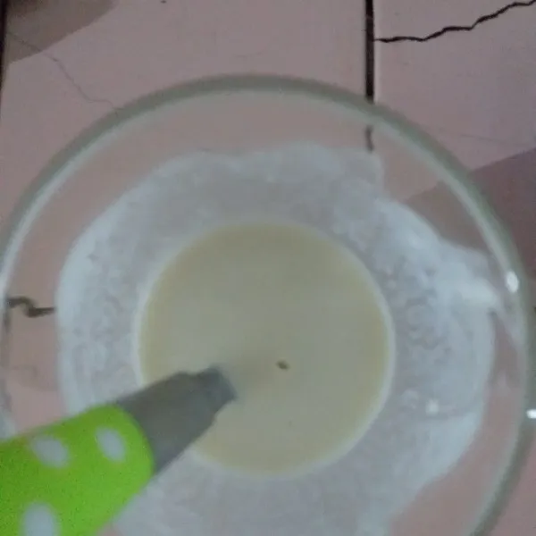 larutkan tepung terigu dengan air sebanyak 7 sdm