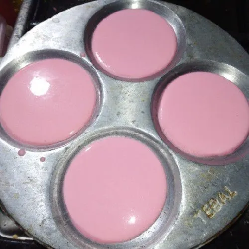 Panaskan cetakan. Masukkan 1 sendok sayur. Tutup hingga matang. Angkat. Lakukan sampai adonan habis.