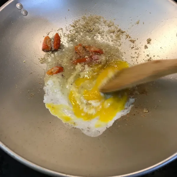 Masukkan telur lalu orak-arik.