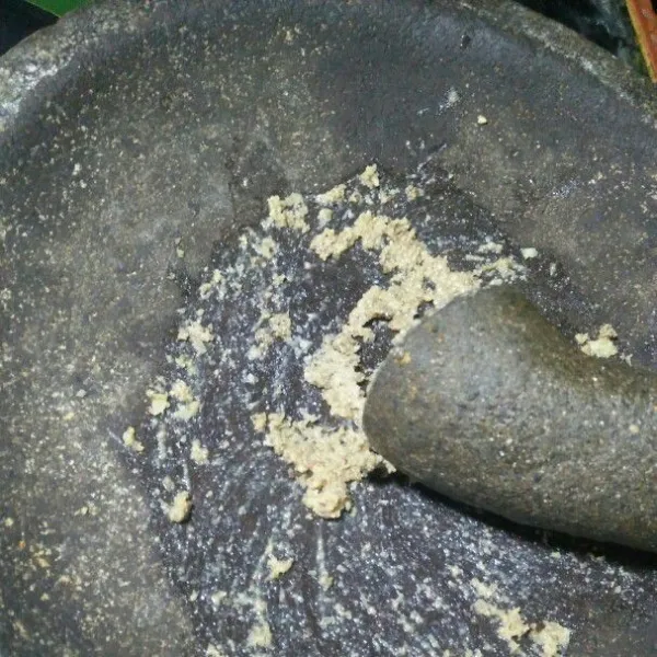 Haluskan bawang putih dan merica.