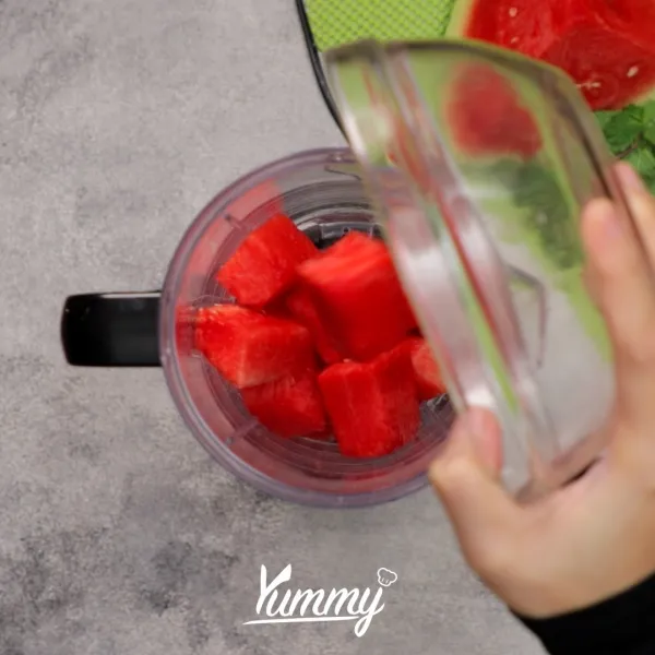 Blender semangka, daun mint, dan frozen strawberry.