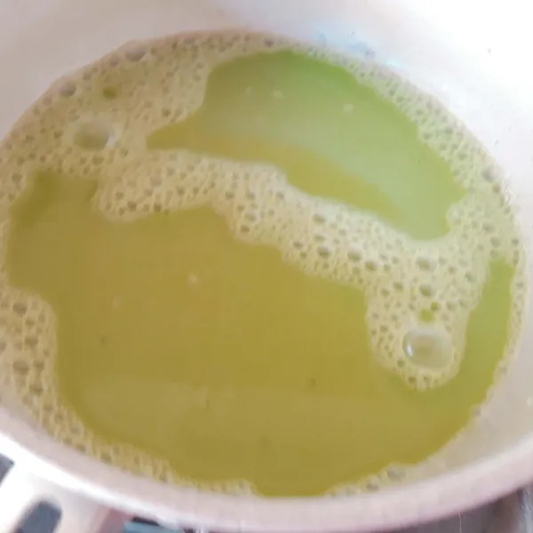 Santan hijau: blender 1 lmbr pandan dan daun suji dengan 200 ml air, saring. Rebus sisa air, 100 ml santan, 125 gram gula, 1/3 sdt garam, dan air daun suji hingga mendidih. Sisihkan hingga hangat kuku.