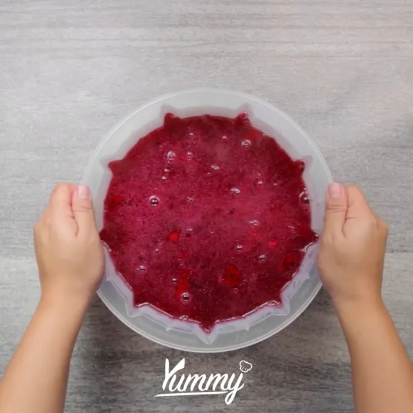 Masukkan potongan buah naga yang belum dihaluskan di dasar cetakan puding. Masukkan cairan puding ke dalam cetakan pudding. Dinginkan di lemari es hingga dingin.