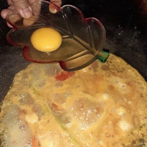 Masukkan telur, jika sudah mendidih masukkan santan kental. Aduk perlahan hingga kuah mendidih.