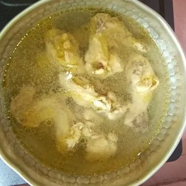 Didihkan air lalu masukkan ayam, rebus ayam sampai matang.