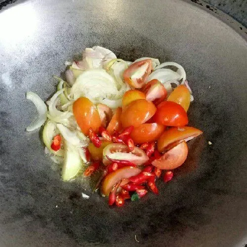 Kemudian masukkan tomat dan cabai merah keriting.