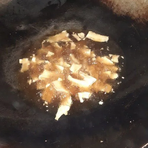 Panaskan minyak, goreng ubi hingga kecoklatan, angkat dan tiriskan.