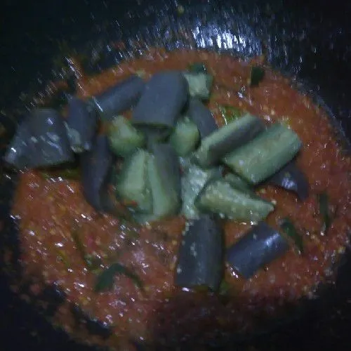 Masukkan terong. Aduk rata.