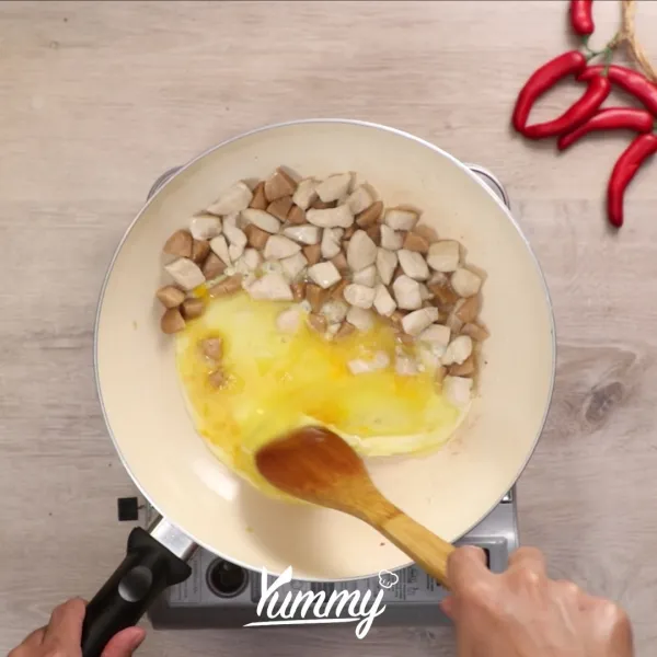 Masukkan telur kemudian masak hingga kecoklatan. Tambahkan bumbu halus kemudian tumis hingga harum.