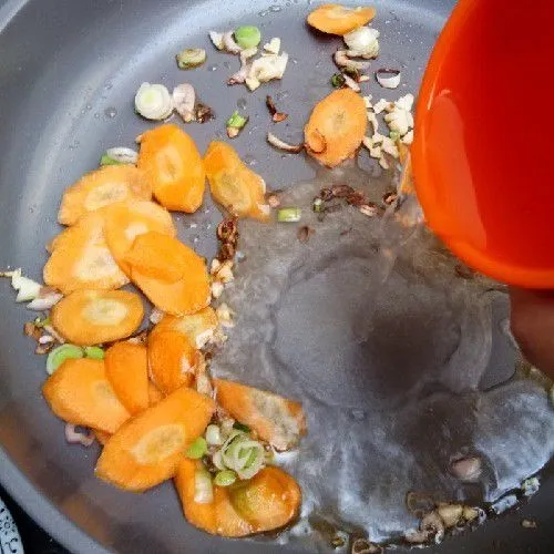 Masukkan wortel, lalu tambahkan air secukupnya. Masak sebentar.
