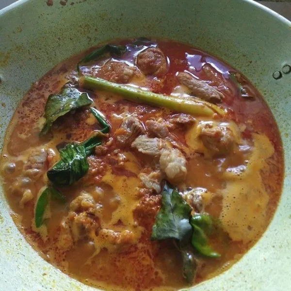 Setelah daging cukup lunak lalu masukan asam jawa, garam dan gula masak sebentar biar lebih meresap dan cek rasa.