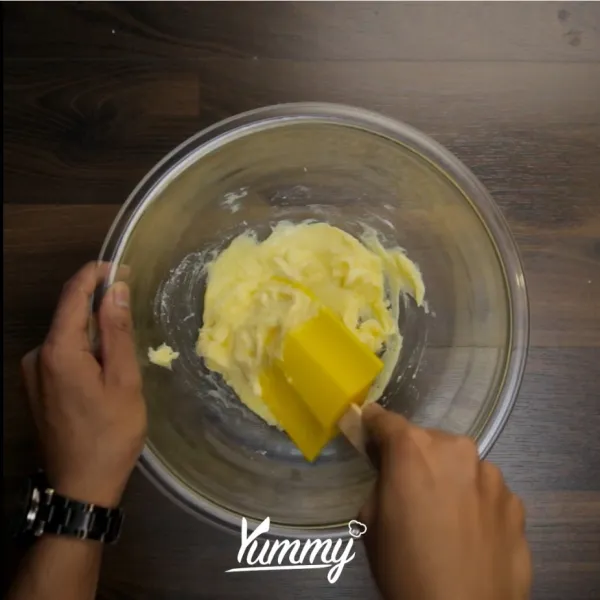 Campurkan cream cheese dan gula dalam satu wadah, aduk hingga tercampur rata.