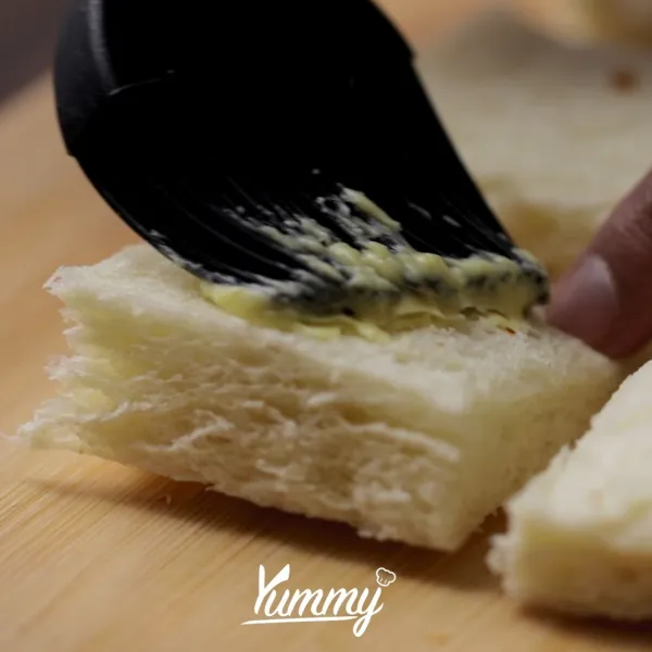 Oles sisi roti tawar dengan mentega, lalu taburi dengan parsley.