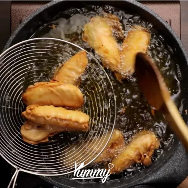 Goreng dalam minyak panas hingga matang dan kecoklatan. Angkat dan tiriskan pisang.