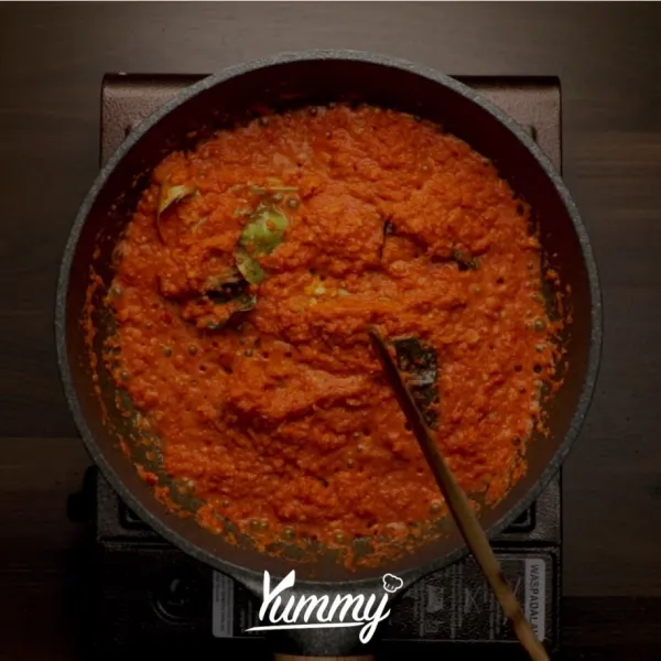 Tumis bumbu rendang dan daun kunyit, daun jeruk dan sereh. Tumis hingga wangi.