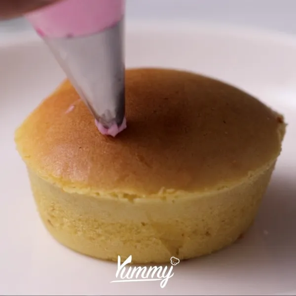 Siapkan butter cream, tambahkan pewarna sesuai selera aduk hingga tercampur rata.