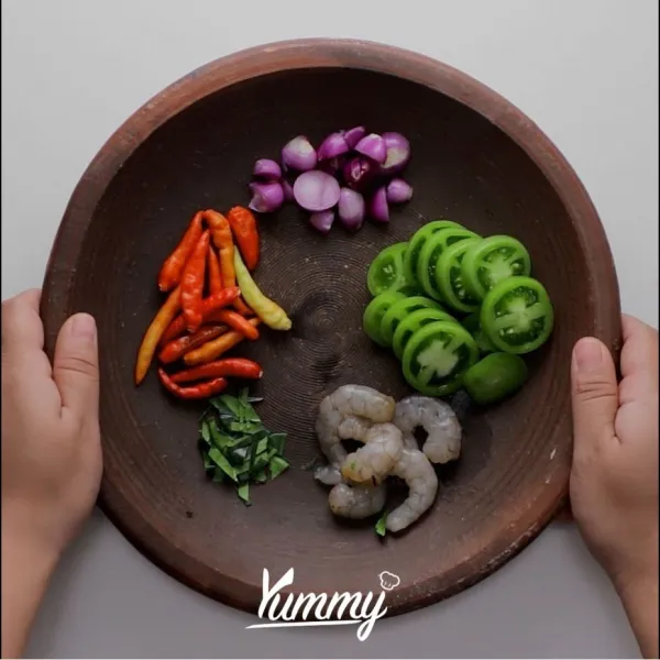 Potong-potong seluruh bahan agar lebih kecil sehingga mudah diuleg