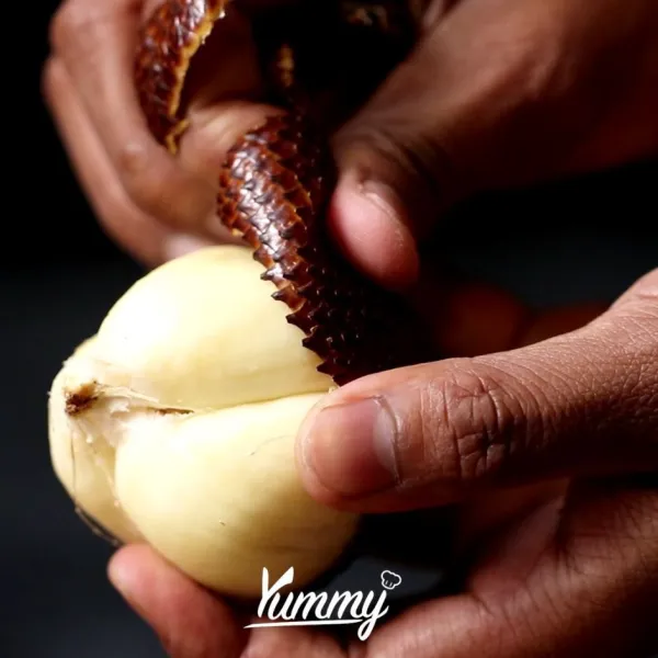 Kupas salak, keluarkan bijinya.