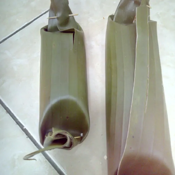 Bungkus adonan tahu menggunakan daun pisang.