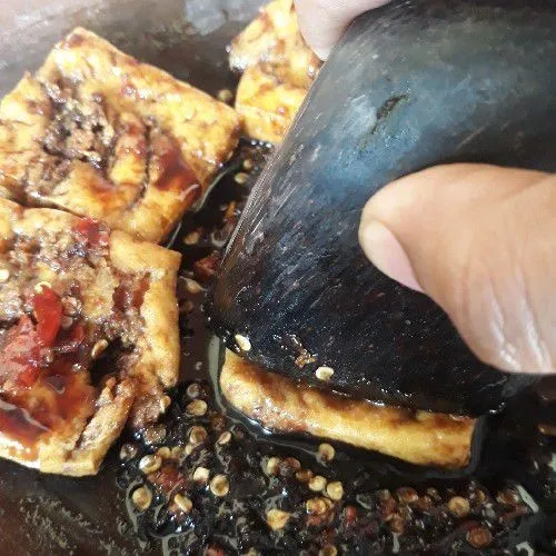 Penyet tahu di atas sambal kecap.