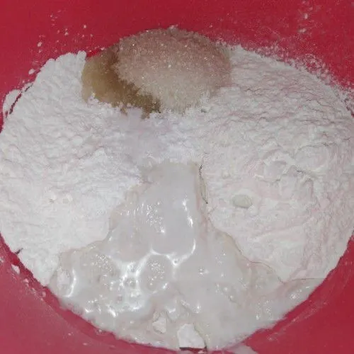 Campur tepung beras, tepung tapioka, gula pasir, garam dan santan.