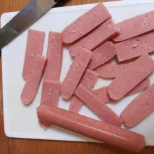 Olesi kentang dengan mentega dan taburi sedikit oregano dan kukus selama 30 menit hingga kentang menjadi sedikit lunak. Kemudian Potong-potong sosis menjadi 2 bagian, lalu belah sosis menjadi 4 irisan tipis seperti ini lalu goreng sosis hingga matang.