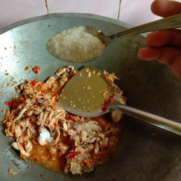 Beri sedikit gula, koreksi rasa jika sudah pas matikan api. Sambal ayam suwir siap di sajikan.