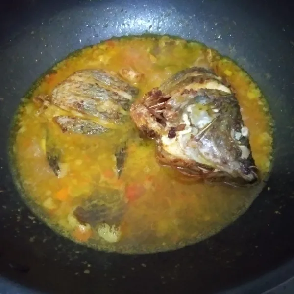 Masukkan ikan yang sudah digoreng, masak dengan api kecil agar meresap ke ikan.
