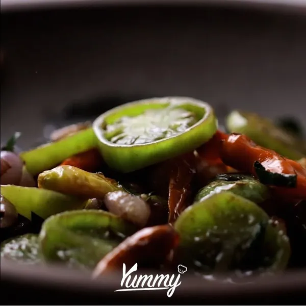 Masukkan seluruh bahan ke dalam cobek kecuali tomat dan udang