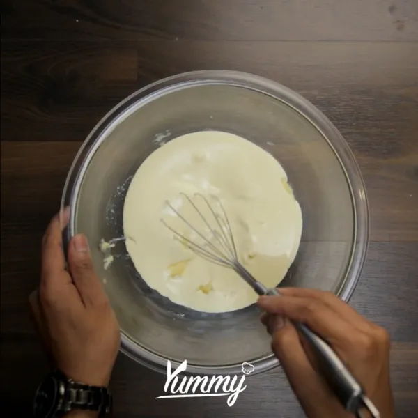 Tambahkan whipping cream, kocok hingga tercampur rata dan mengental.