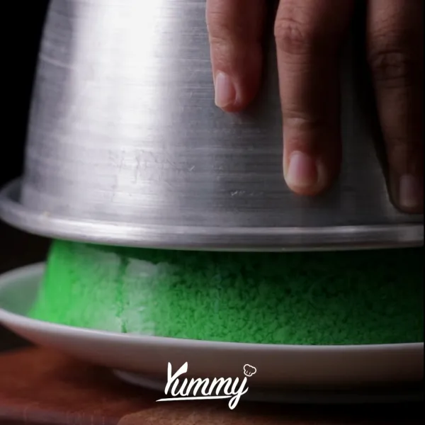 Simpan ke dalam lemari es hingga dingin dan mengeras. Sajikan.