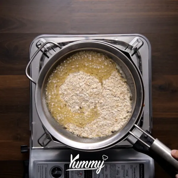 Goreng oatmeal dalam minyak panas selama beberapa detik. Gunakan saringan agar lebih mudah dan tidak gosong