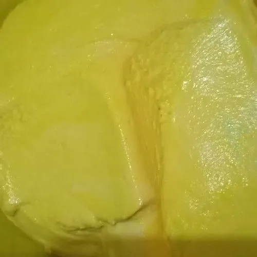 Aduk-aduk bagi beberapa bagian beri pewarna makanan.