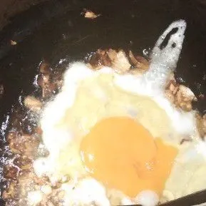 masukan telur dan aduk aduk
