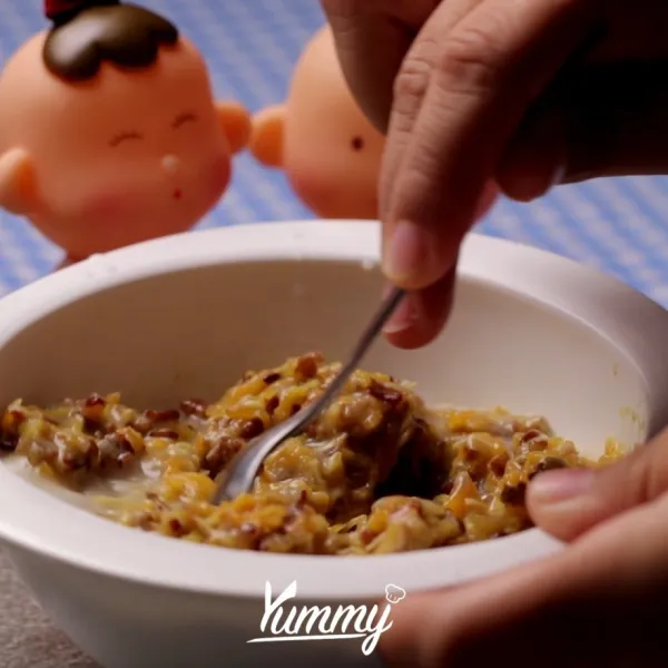Masukkan wortel ketika beras sudah menjadi bubur. Masak hingga wortel layu, sisihkan. Sajikan dengan ASI.