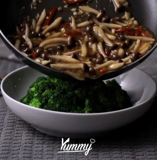 Siram tumisan jamur ke dalam brokoli rebus yang sudah disusun diatas piring. Sajikan.