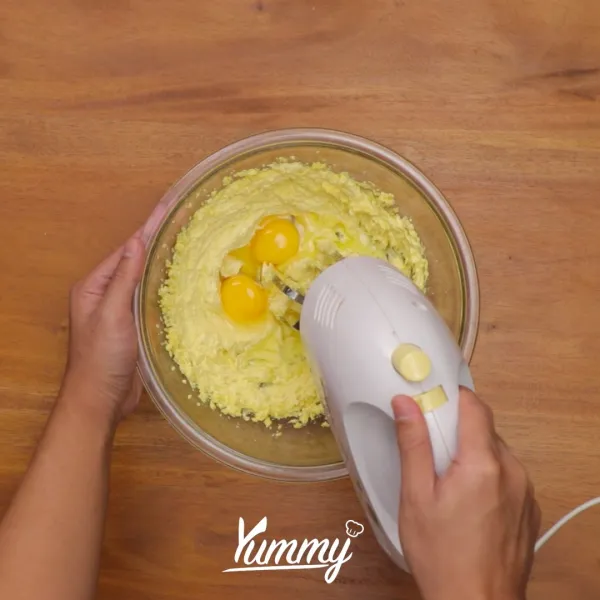 Tambahkan telur dan vanilla essens. Kocok hingga tercampur rata.