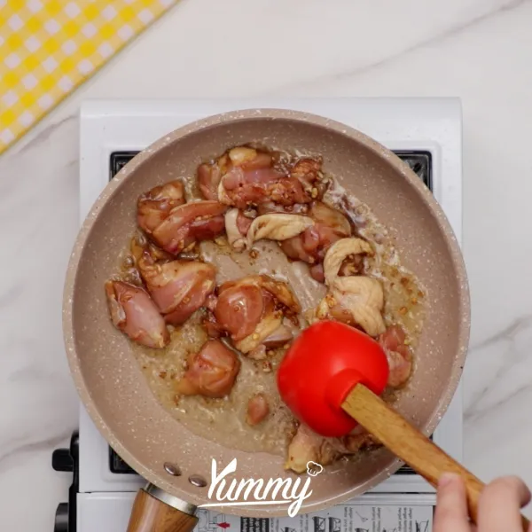 Siapkan teflon, panaskan minyak. Masukkan ayam, panggang sebentar.