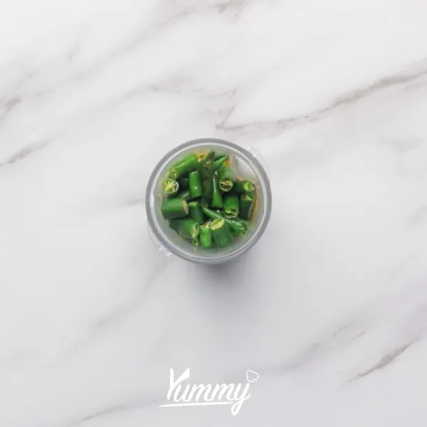 Haluskan bawang putih, bawang merah, cabai hijau dan minyak dalam blender lalu haluskan.