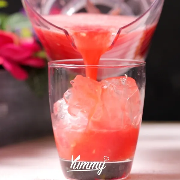 Tuangkan juice semangka ke dalam gelas yang sudah ada es batunya.