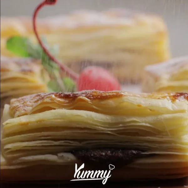 Oven adonan puff pastry 180 C selama 20 menit.