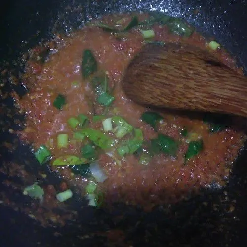 Kemudian masukkan daun bawang. Aduk rata.