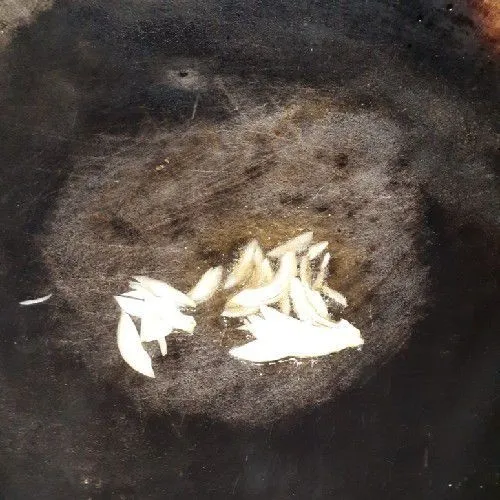 Panaskan minyak, tumiskan bawang bombay.